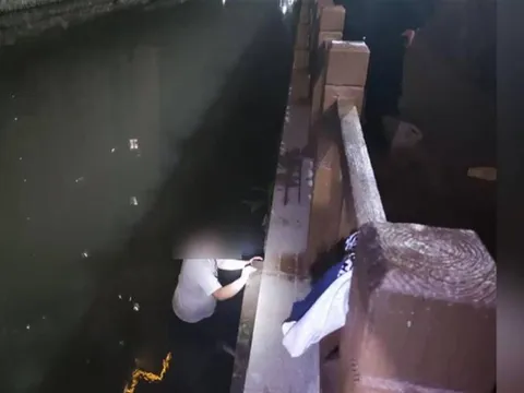 Giận dỗi lôi nhau nhảy sông, cô gái bỏ mặc bạn trai dưới bùn rồi...rời đi