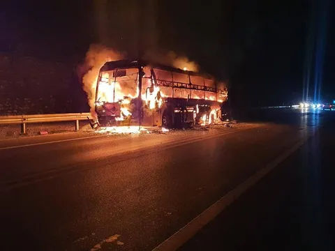 Xe khách bốc cháy trơ khung trên cao tốc Nội Bài - Lào Cai