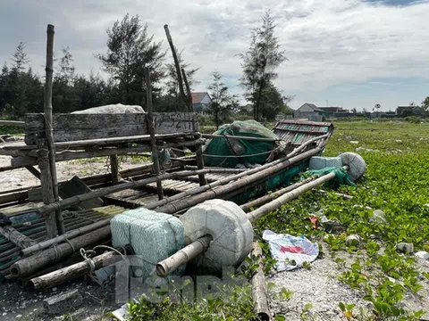 Ngổn ngang "nghĩa địa" bè mảng ở bờ biển Nghệ An