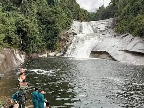 Nghệ An: Tìm thấy thi thể người đàn ông mất tích khi tắm thác 7 tầng