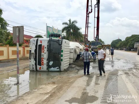 Nghệ An: Xe bồn đè sập cống, bê tông đổ lênh láng trên Quốc lộ