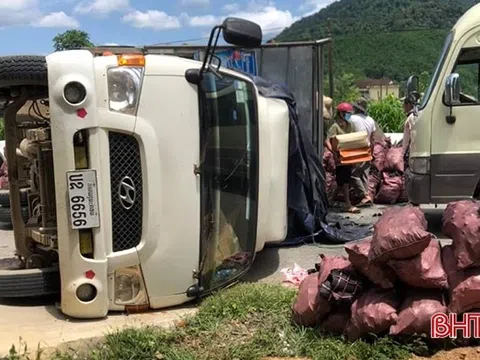 Hà Tĩnh: Xe tải lật ngang gây ách tắc trên quốc lộ 8A