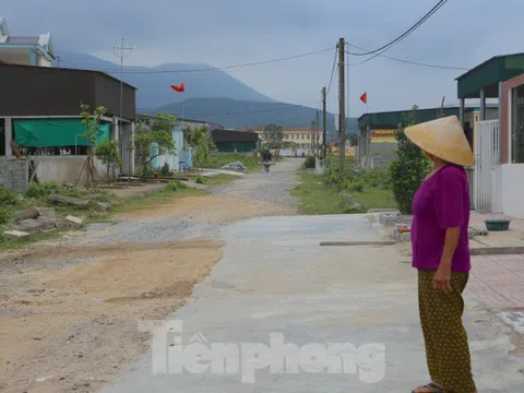 Hà Tĩnh: Đường nát bét, nước chảy vào nhà, dân khu tái định cư "kêu trời"