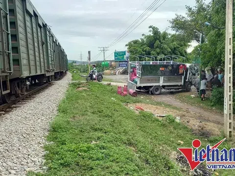 Tàu hỏa chở hàng Bắc - Nam đâm ô tô tải chở bình gas ở Nghệ An