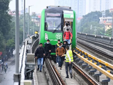 Tàu Cát Linh đột ngột dừng trong mưa: Do chuyển từ lái tự động sang có người điều khiển?