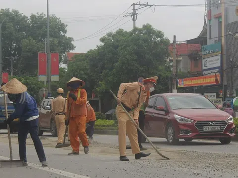 Diễn Châu (Nghệ An): CSGT cùng người dân dọn bê tông rơi vãi hàng trăm mét trên đường