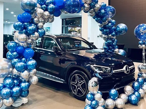 Tiền vệ Hoàng Đức dắt bạn gái đi mua Mercedes-Benz GLC hơn 2,5 tỷ