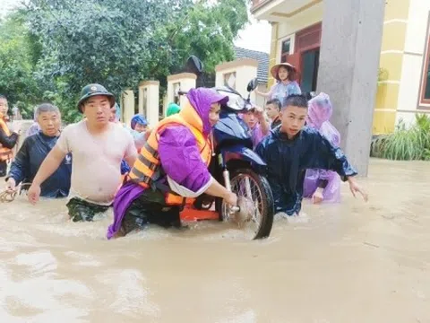 Cận cảnh nước dâng tận nóc nhà ở Tam Đảo