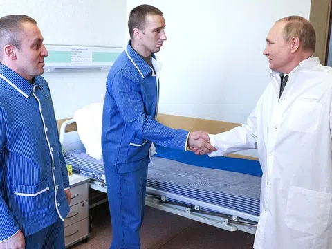 Tổng thống Putin tới bệnh viện thăm thương binh Nga tham chiến ở Ukraine