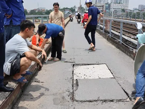 Hà Nội: Cầu Long Biên xuất hiện lỗ thủng lớn