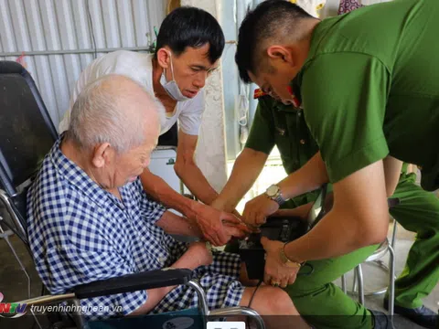 Hưng Nguyên (Nghệ An): Công an đến tận nhà làm căn cước công dân cho người đau ốm, già yếu