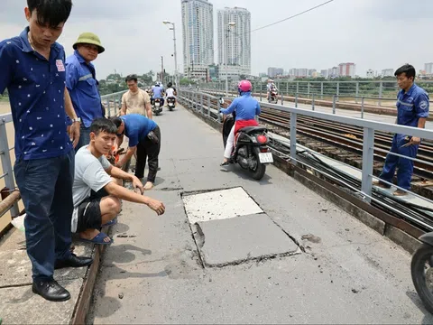 Thực hư nguyên nhân cầu Long Biên bị thủng do xe ba gác?