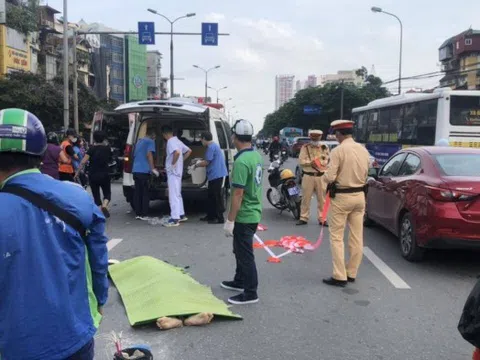 Va chạm với 2 xe ô tô, tài xế xe máy tử vong tại chỗ trên đường Giải Phóng