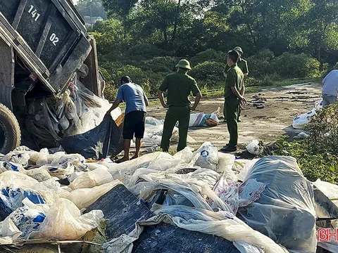 Hà Tĩnh: Bắt quả tang 3 xe tải đổ trộm chất thải ra môi trường