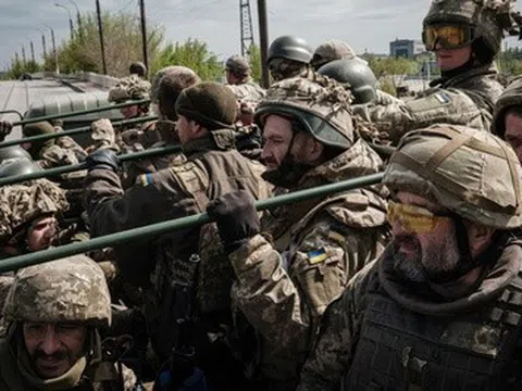 NÓNG: Binh sĩ Ukraine rút lui khỏi thành phố chiến lược ở Donbass vì thất bại nặng nề trước Nga