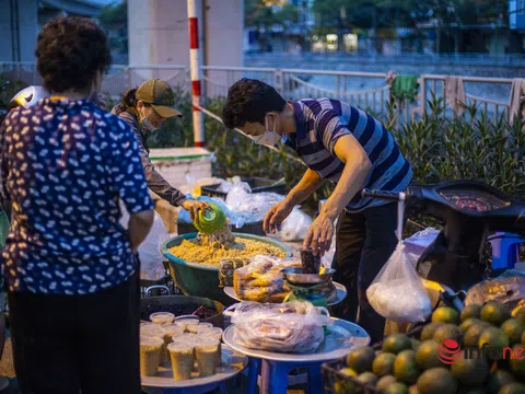 Hà Nội: Tết Đoan Ngọ, hàng rượu nếp, hoa quả không ngớt khách từ sáng sớm