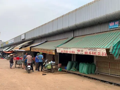 Đang nằm ngủ tại ki-ốt, nam thanh niên bị đâm chết