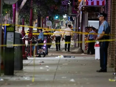 Mỹ: Xả súng liên tiếp trên 3 thành phố, hàng chục người thương vong