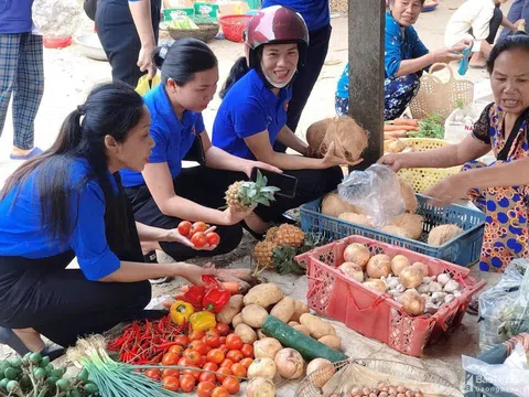 Nghệ An: Ấm lòng những suất cơm miễn phí tiếp sức sĩ tử mùa thi