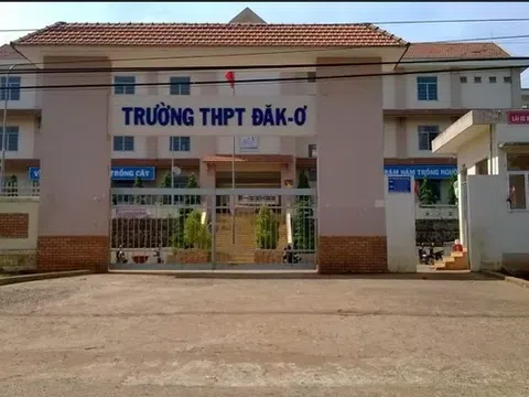 Một hiệu trưởng tử vong nghi rơi từ tầng 3 xuống