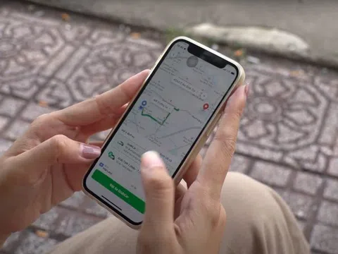 Hành khách than trời vì giá cước GrabCar tăng cao hơn cả taxi truyền thống, đặt xe ngày càng khó