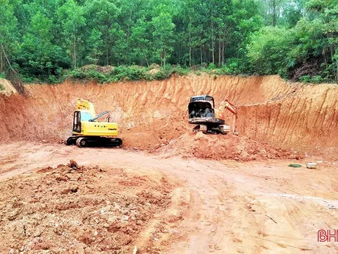 Đức Thọ (Hà Tĩnh): Phát hiện 2 máy xúc trên bãi đất khai thác trái phép