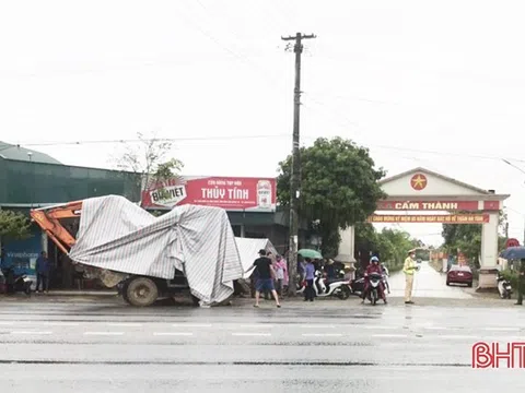 Hà Tĩnh: Va chạm với máy xúc, người đi bộ tử vong tại chỗ