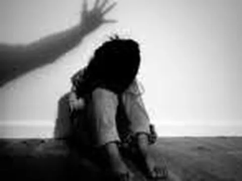 Bắt khẩn cấp kẻ nghi hiếp dâm con gái nuôi 5 tuổi