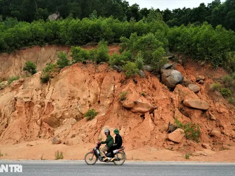 Hà Tĩnh: Những khối đá "khủng" chực chờ rơi xuống đường nhiều người qua lại