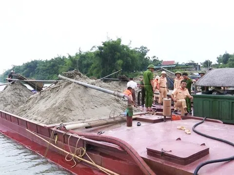 Hà Tĩnh: Nổ súng vây bắt 5 sà lan hút cát trái phép trên sông Lam