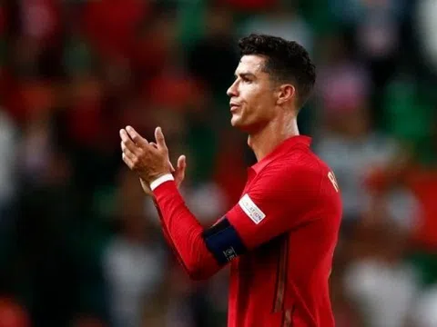 Ronaldo chấp nhận giảm lương để rời MU