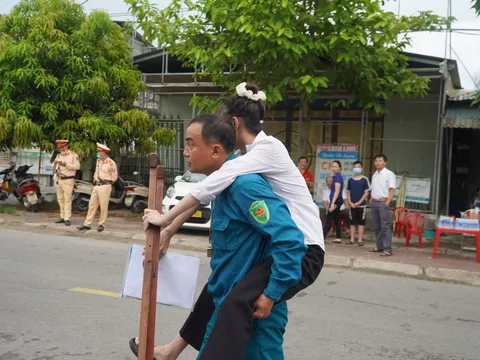 Ông bố cõng con đến trường thi ở Hà Tĩnh