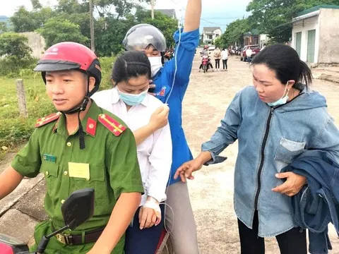 Nữ sinh bị ốm hoàn thành bài thi khi bịch nước trên tay truyền chưa hết