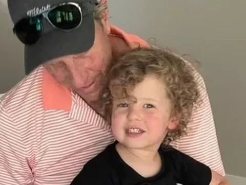 Bố mẹ chết trong xả súng Mỹ, cậu bé 2 tuổi bơ vơ trên phố