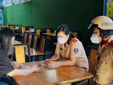 CSGT đề nghị chủ quán nhậu báo tin khách lái xe khi uống rượu, bia