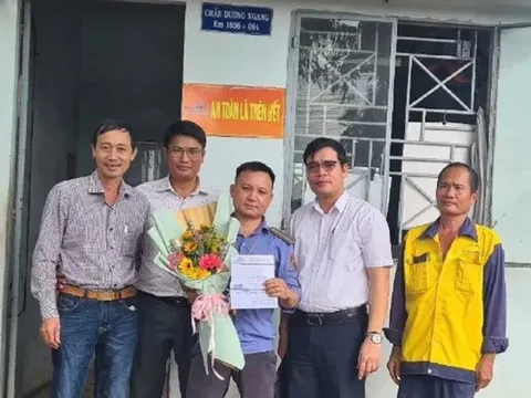 Bộ trưởng Nguyễn Văn Thể khen nhân viên gác chắn ở Đồng Nai dũng cảm cứu người