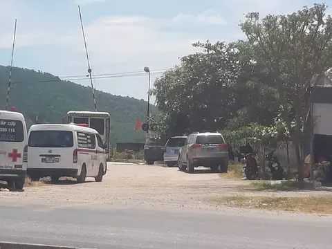 Nghệ An: Phát hiện người đàn ông chết trong tư thế treo cổ trên cây tràm bên quốc lộ