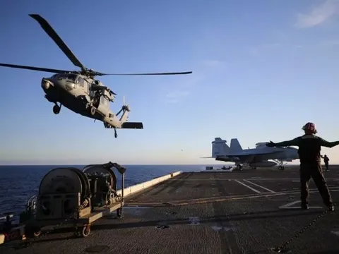 Trực thăng Mỹ vô tình làm rơi 5 quả tên lửa “sát thủ”