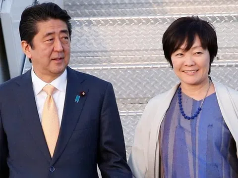 Ông Shinzo Abe và chuyện tình đáng ngưỡng mộ với vợ