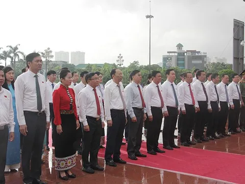 Đoàn đại biểu HĐND tỉnh dâng hoa tưởng niệm Chủ tịch Hồ Chí Minh