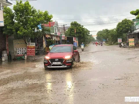 Nghệ An: Tuyến đường "biến thành ao" mỗi khi mưa bao giờ được nâng cấp?