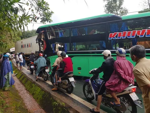 Va chạm với container, 4 người trên xe khách thương vong