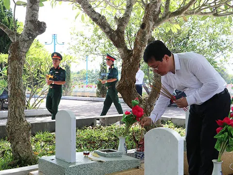 Chủ tịch UBND tỉnh Nguyễn Đức Trung dâng hương tưởng niệm các anh hùng liệt sĩ và tặng quà các gia đình có công với cách mạng