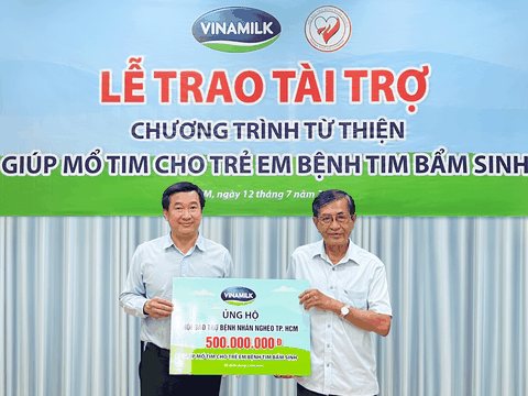 Vinamilk tiếp tục ủng hộ Hội Bảo trợ Bệnh nhân nghèo TP.HCM 500 triệu đồng cho các bệnh nhi nghèo mổ tim năm 2022