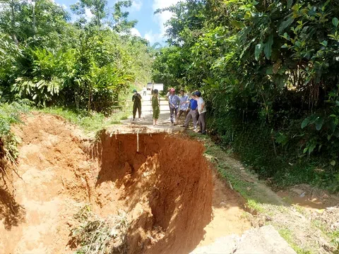 Nghệ An: Đường "đứt đôi", hàng trăm người dân bị cô lập