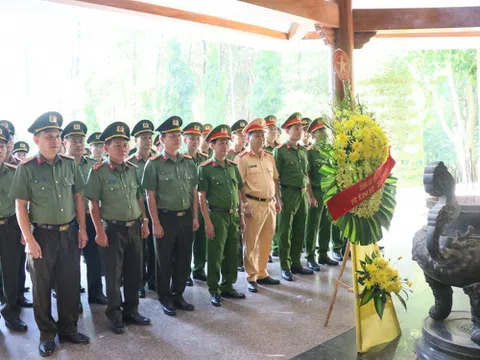 Công an Hà Tĩnh dâng hương tại các địa chỉ đỏ nhân kỷ niệm 75 năm Ngày Thương binh - Liệt sĩ 27/7