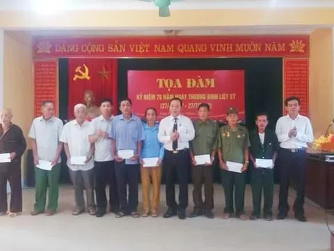 Chánh án TAND tỉnh Nghệ An thăm và tặng quà nhân kỷ niệm 75 ngày Thương binh - Liệt sĩ tại xã Châu Phong (Quỳ Châu)