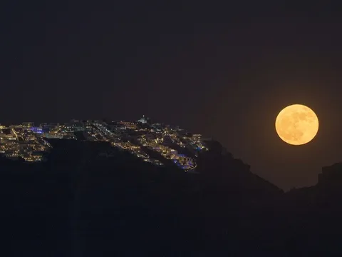 Ngắm siêu trăng và mưa sao băng bùng nổ trong đêm Rằm tháng 7