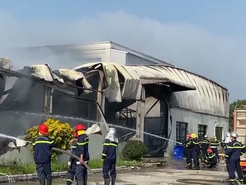 Cháy lớn tại khu công nghiệp Quang Minh