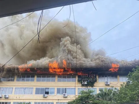 Hà Nội: Cháy ở tòa nhà văn phòng, cột khói bốc cao hàng trăm mét